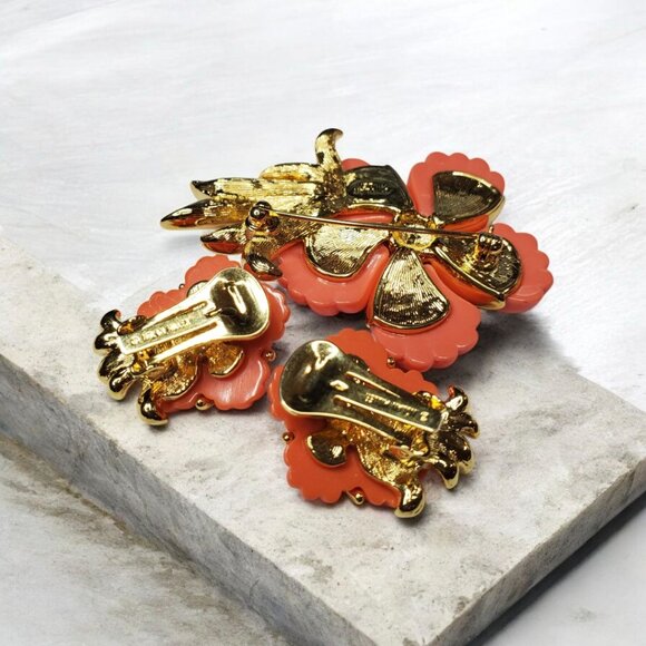 NOLAN MILLER Fab Coral Ribbed Lucite Crystal Flower Brooch & Clip-on Earrings - Picture 4 of 4